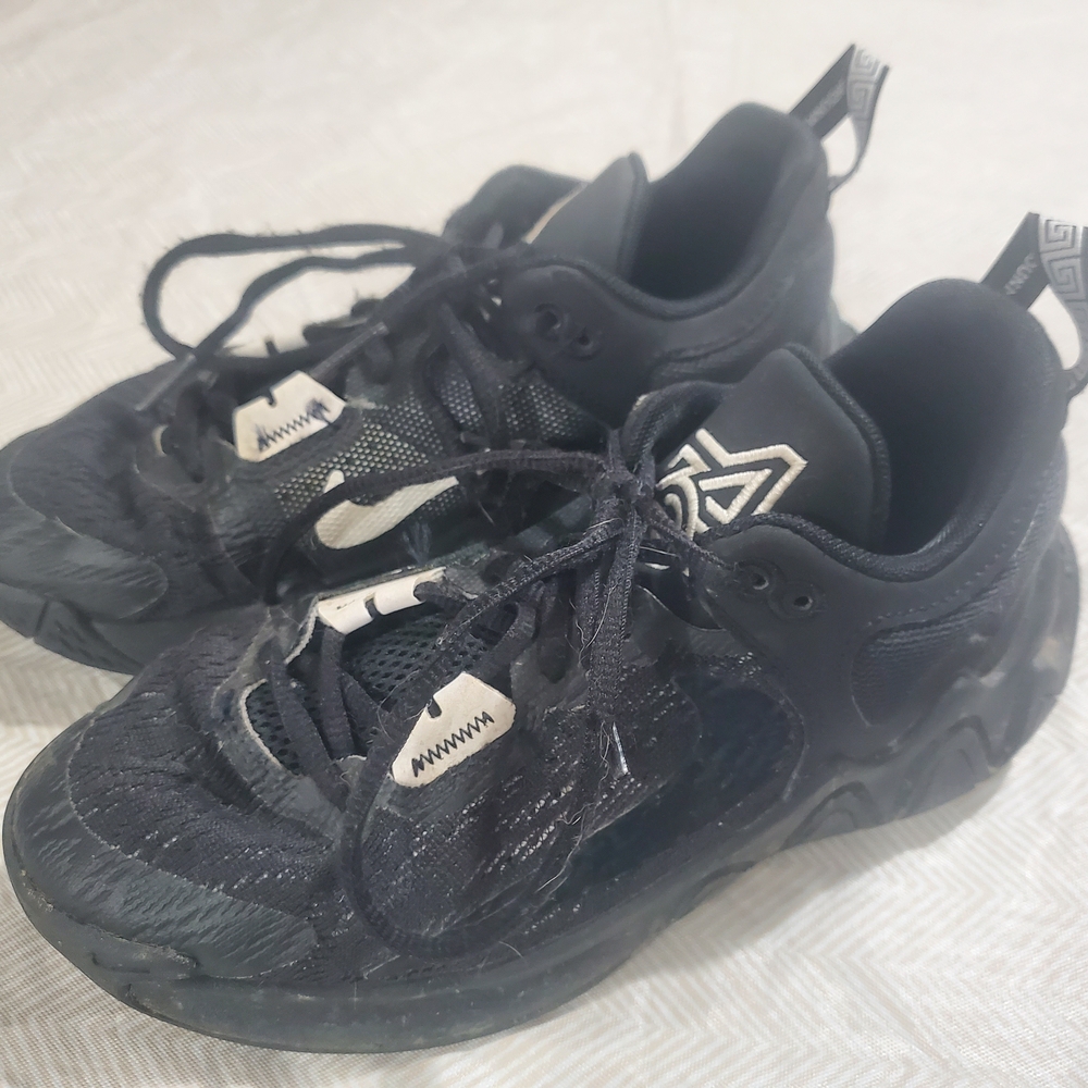 Nike Kids Giannis Black Lace-Up Sneakers with Subtle White Accents